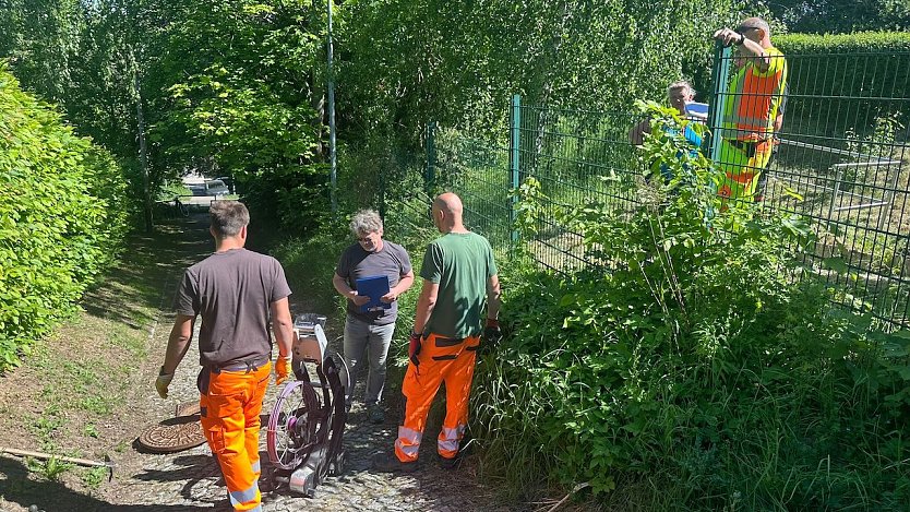 Mitarbeiter des TAZ fanden dank einer Kamerabefahrung der Rohrleitungen im Sondersh&auml;user Bergbad eine besch&auml;digte Reinwasserleitung (Foto: Janine Skara)
