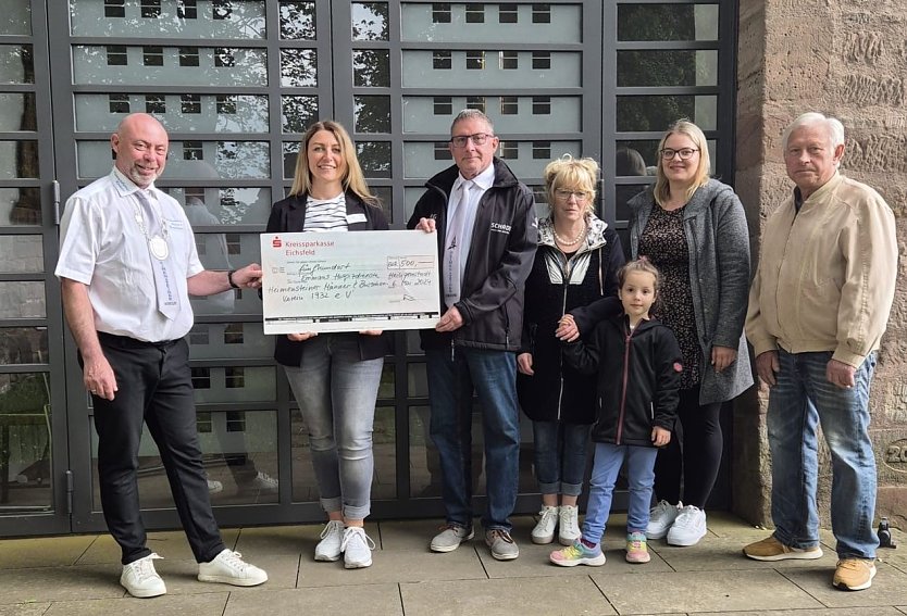 Spendenübergabe (Foto: Eichsfeld Klinikum) Spendenübergabe (Foto: Eichsfeld Klinikum)