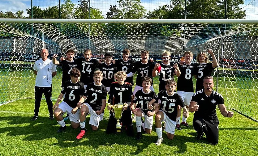Erfolgreiche Preußen-Mannschaft mit dem begehrten Pott in der Mitte (Foto: FSV Preußen) Erfolgreiche Preußen-Mannschaft mit dem begehrten Pott in der Mitte (Foto: FSV Preußen)