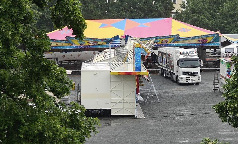 Aufbau f&uuml;r den Fr&uuml;hjahrsjahrmarkt auf dem Nordh&auml;user Bebelplatz (Foto: P.Blei)