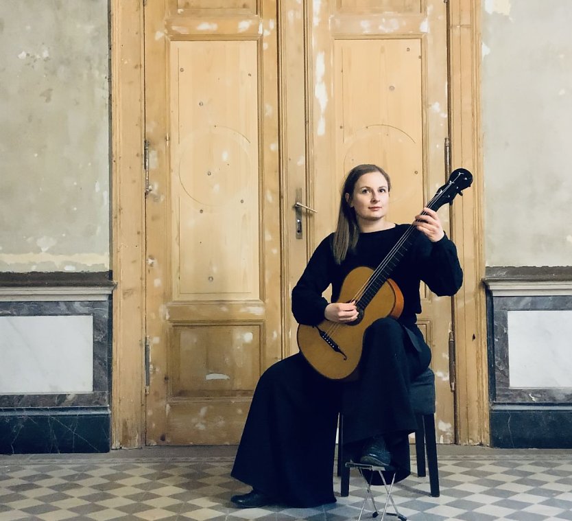 Gitarristin Catarina Caspari er&ouml;ffnet die kleine Kulturreihe im Pavillon (Foto: Catarina Caspari)