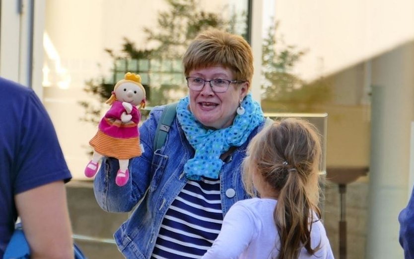 G&auml;stef&uuml;hrerin Heike G&uuml;nther mit ihrer Handpuppe Prinzessin G&uuml;ntherine (Foto: Stadtinformation Sondershausen)