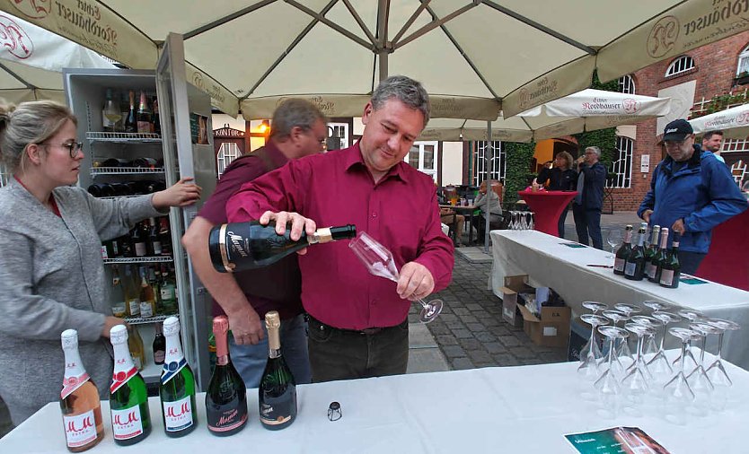 Der Chef pers&ouml;nlich schenkt die Gl&auml;ser ein: Thomas M&uuml;ller bei der Arbeit (Foto: P.Blei)