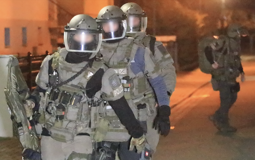 In Sondershausen r&uuml;ckte in der Nacht das Sondereinsatzkommando an (Foto: S. Dietzel)