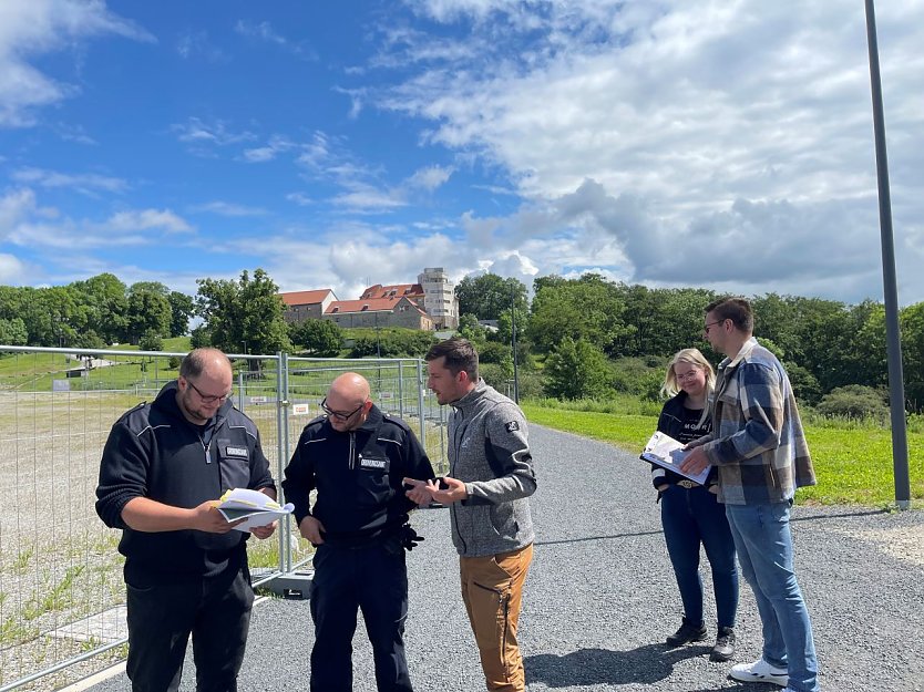 Begehung des Konzertgel&auml;ndes in Vorbereitung der Open-Air-Saison) von links nach rechts: Ordnungsamtsleiter Jan Riese, Alexander K&ouml;hler, Tim Krchov (Sachgebietsleiter Kultur, alle anderen Mitarbeiter Ordnungsamt), Michelle Enge und Niklas Dietrich (Foto: Natalie H&uuml;nger)