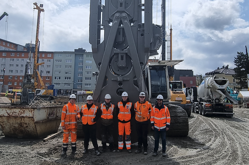 Die Azubis vor dem Schlitzwandgreifer (Foto: Schachtbau Nordhausen)