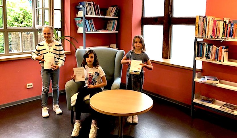 In der Klassenstufe 3 setzte sich Celia Lopez Trullenque aus der Grundschule Am K&ouml;nigsstuhl in Artern noch vor der zweitplatzierten Emilia Lindner von der TGS Oldisleben und der drittplatzierten Lena Weinreich der Kurstadt-Grundschule die Lesekrone auf (Foto: Elisabeth Gattermann)