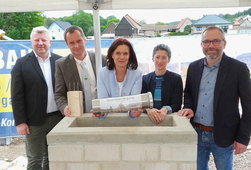 Grundsteinlegung f&uuml;r den Neubau der Grundschule "Kyffh&auml;userland" in Bendeleben. (Mitte): Landr&auml;tin Antje Hochwind-Schneider; 2.v.re. Staatssekret&auml;rin Prof. Dr. Barbara Sch&ouml;nig (Foto: LRA Kyffh&auml;userkreis/ Martin Pollak)