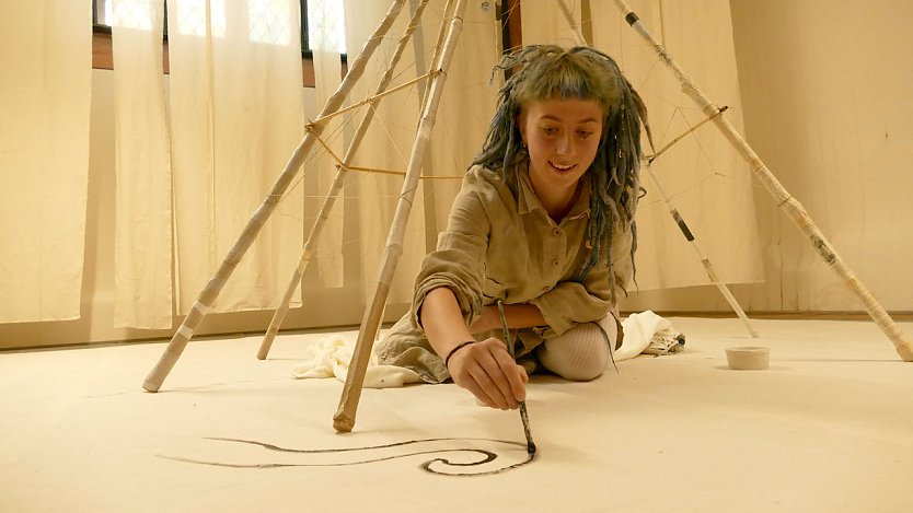 Die K&uuml;nstlerin Merle Smalla beginnt die Arbeit an Krea:tur:ia  (Foto: Andreas Bank)