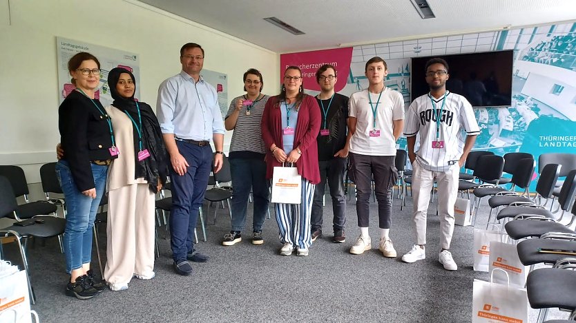 Sondersh&auml;user Bildungsverein besucht den Th&uuml;ringer Landtag und kommt mit dem Landtagsabgeordneten Stefan Schard (CDU) ins Gespr&auml;ch (Foto: Sondersh&auml;user Bildungsverein e.V.)