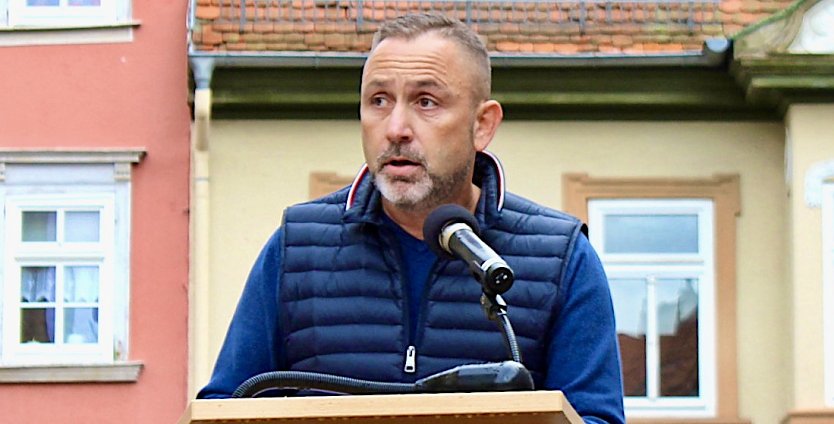 B&uuml;rgermeister Matthias Reinz auf einer Kundgebung (Foto: oas)