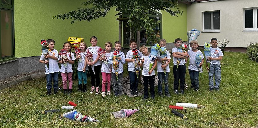 Die Kinder in der Kita Arche Noah Gro&szlig;furra freuen sich &uuml;ber ihre Zuckert&uuml;ten beim Zuckert&uuml;tenfest (Foto: Jana Metz)