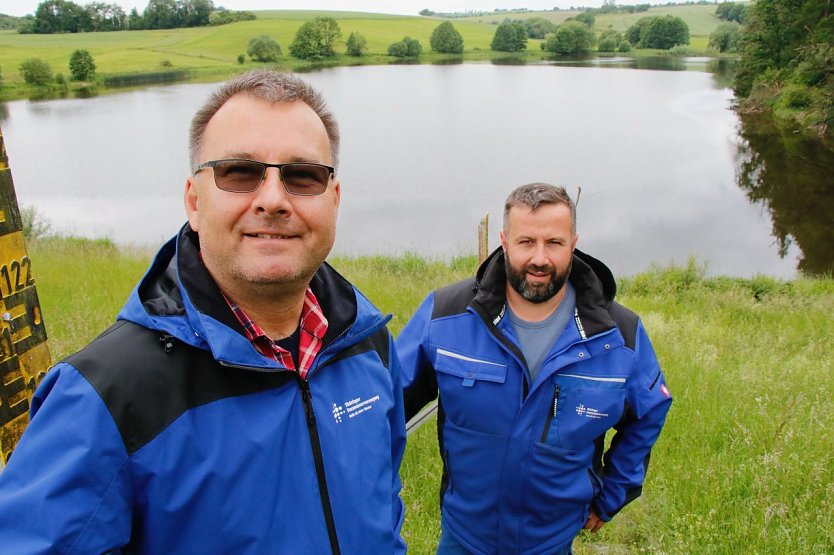 Detlef Hogh und Tim Sourell k&uuml;mmern sich um das Wohl der Iberg-Talsperre (Foto: agl)