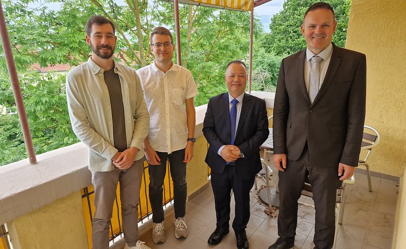 v.r.n.l.: Hochschulpr&auml;sident Prof. Dr. J&ouml;rg Wagner, Prof. Dr.-Ing. Phan Quang Van (Erster Sekret&auml;r der Bildungsabteilung der Botschaft der Sozialistischen Republik Vietnam), Daniel Harder (International Office) und Robert K&uuml;lper (Studienkolleg) (Foto: Hochschule Nordhausen)