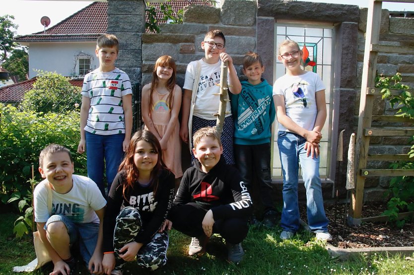 F&uuml;r ihre kreativen Ideen im Umgang mit dem Wasser im Schulgarten haben die Sch&uuml;lerinnen und Sch&uuml;ler der 3a den 5. Platz im Wettbewerb "Echt Kuh-l!" belegt (Foto: agl)