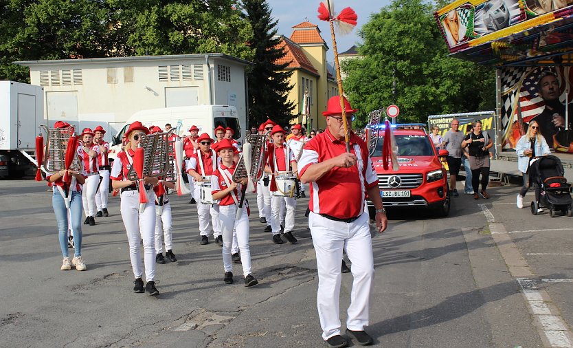 Der Bad Langensalzaer Spielmannszug erreicht den Jahnplatz (Foto: emw)
