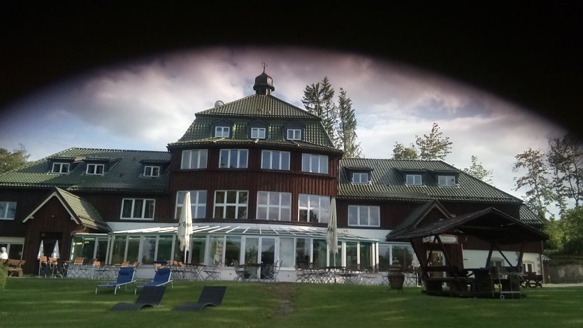  Ziehen sich da schon dunkle Wolken &uuml;ber dem Hotel Harzhaus zusammen. (Foto: Rosalinde Frank)