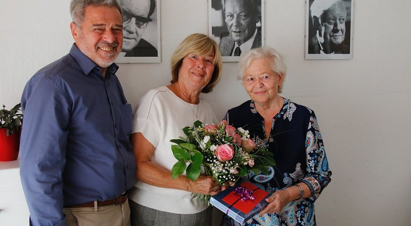 Ehrung f&uuml;r die Geehrte, v.l.: Manfred Breitr&uuml;ck, Barbara Rinke und Helga Rathnau (Foto: agl)