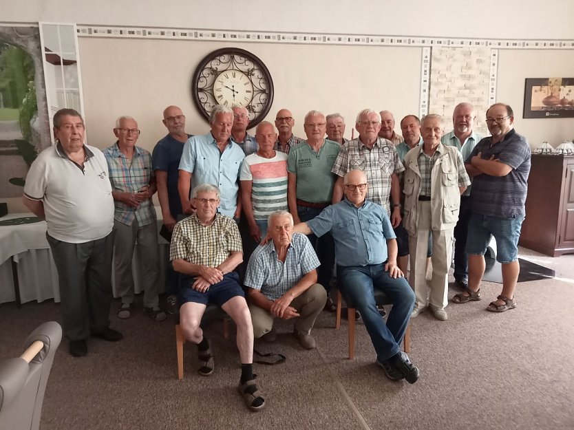 Die ehemaligen Autokranfahrer kommen bald wieder am Boden zusammen (Foto: Klaus Simon) Die ehemaligen Autokranfahrer kommen bald wieder am Boden zusammen (Foto: Klaus Simon)
