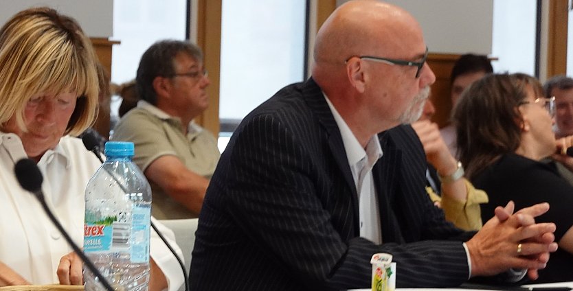 Am Ende doch kein Beifall - Hans-Georg M&uuml;ller (SPD), links daneben Barbara Rinke und rechts Martina Degenhart (Foto: nnz)