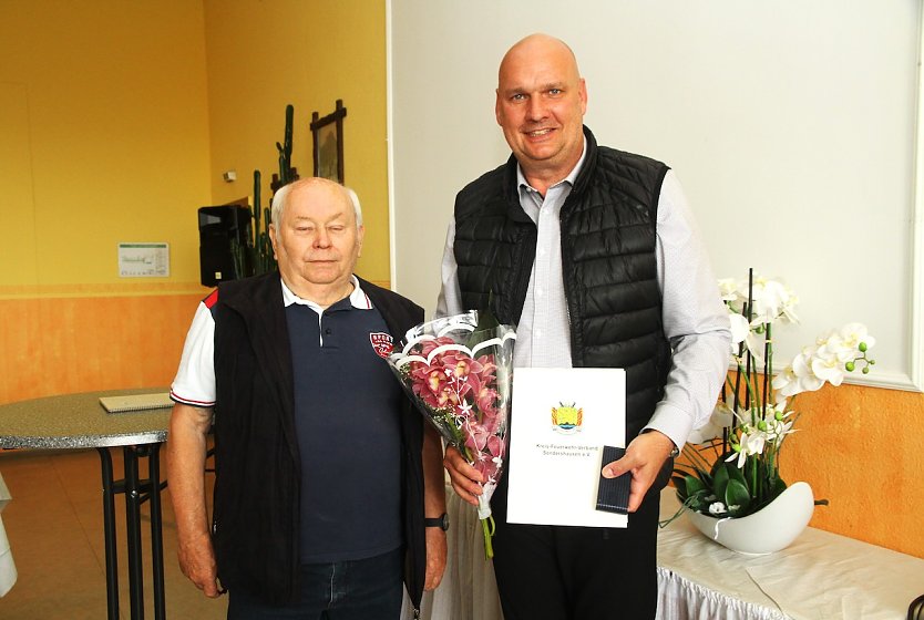 Als Anerkennung und Unterst&uuml;tzung der Feuerwehr wurde der B&uuml;rgermeister der Stadt Sondershausen, Steffen Grimm (re.im Bild), mit der Ehrennadel der Alters- und Ehrenabteilung ausgezeichnet (Foto: G&uuml;nter Herting)