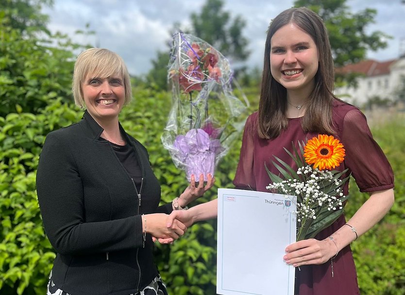 Ausbilderin Franziska Bernsdorf (links) gratulierte ihrer Auszubildenden Franziska Reinhardt (rechts) zur bestandenen Pr&uuml;fung. (Foto: Stadtwerke)