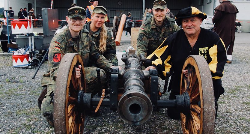 Albrecht Uhlmann und seine "Lehrlinge" am nachgebauten Lindwurm (Foto: agl)