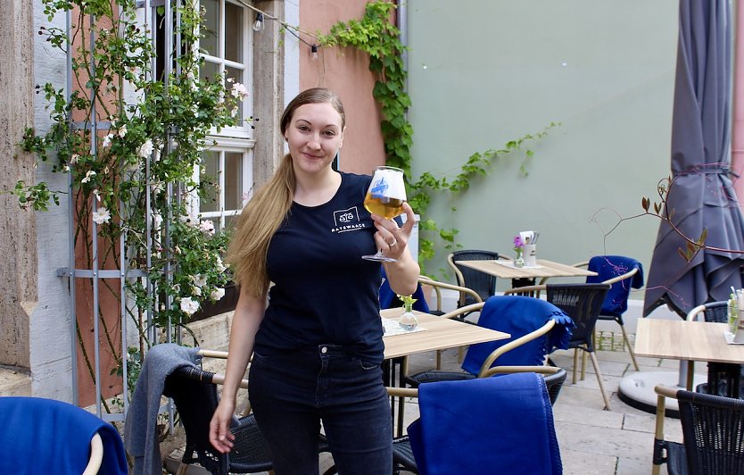 Schon mal ein PROST, mit den Drei T&uuml;rme Bier bei der Ratswaage, auf alle Besucher und G&auml;ste der Stadt Bad Langensalza zum 211. Brunnenfest (Foto: Eva Maria Wiegand)