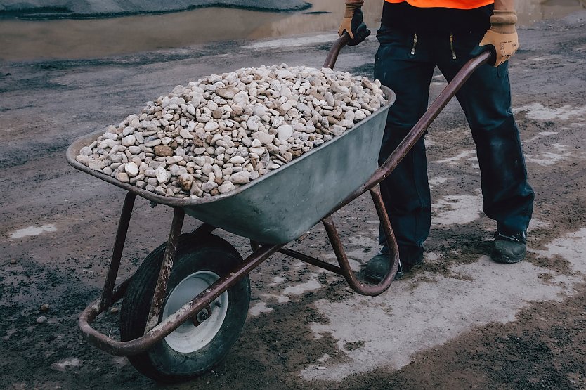 Mehr Kies f&uuml;r den Bau: Wer auf dem Bau im Unstrut-Hainich-Kreis arbeitet, bekommt mehr Lohn. Es gibt eine ordentliche Schippe obendrauf. Damit lohnt es sich wieder, auf dem Bau kr&auml;ftig in die H&auml;nde zu spucken, sagt die IG BAU Nordth&uuml;ringen (Foto: IG BAU)