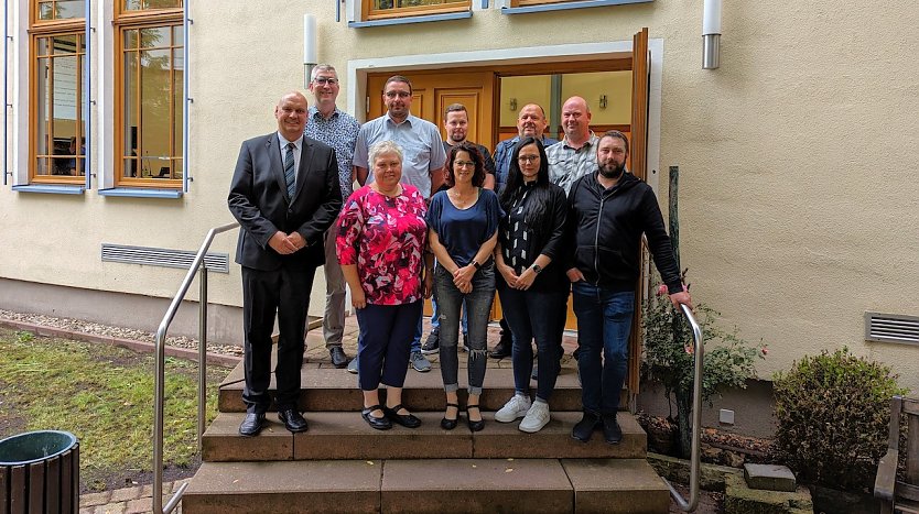 .     Die neuen Ortsteilb&uuml;rgermeister: hinten v.l.n.r.: Andreas K&uuml;hn (Oberspier), Martin Kreyer (Gro&szlig;furra), Christoph Michael G&ouml;rg (Berka), Andreas Fritsch (Himmelsberg), Markus G&ouml;rbing (Immenrode); vorn v.l.n.r.: B&uuml;rgermeister Steffen Grimm, Doreen Friedrichs (Hohenebra), Jacqueline Lange (Thalebra), Daniela Kahlenberg-Wolter (Kleinberndten) und Robert K&ouml;hn (Gro&szlig;berndten). Es fehlten Michaela Aquillon (Strau&szlig;berg) und Thorsten Reinsch (Strau&szlig;berg). (Foto: Janine Skara)