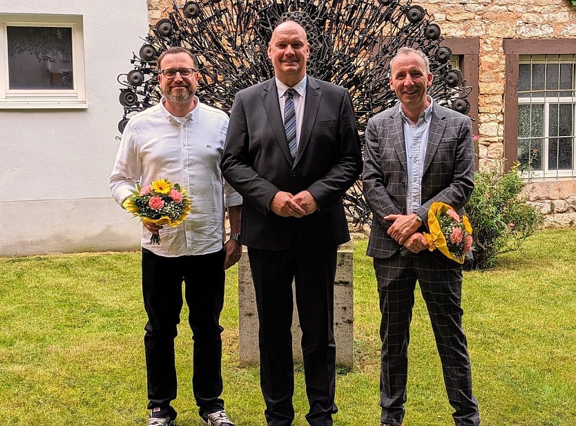 Martin Ludwig, VS, (li.) und Andreas Hartung-Schettler , AfD, (re.) wurden von den Stadtratsmitgliedern zum 1. und 2. Ehrenamtlichen Beigeordneten von B&uuml;rgermeister Steffen Grimm, parteilos, (Mitte) gew&auml;hlt. (Foto: Janine Skara)