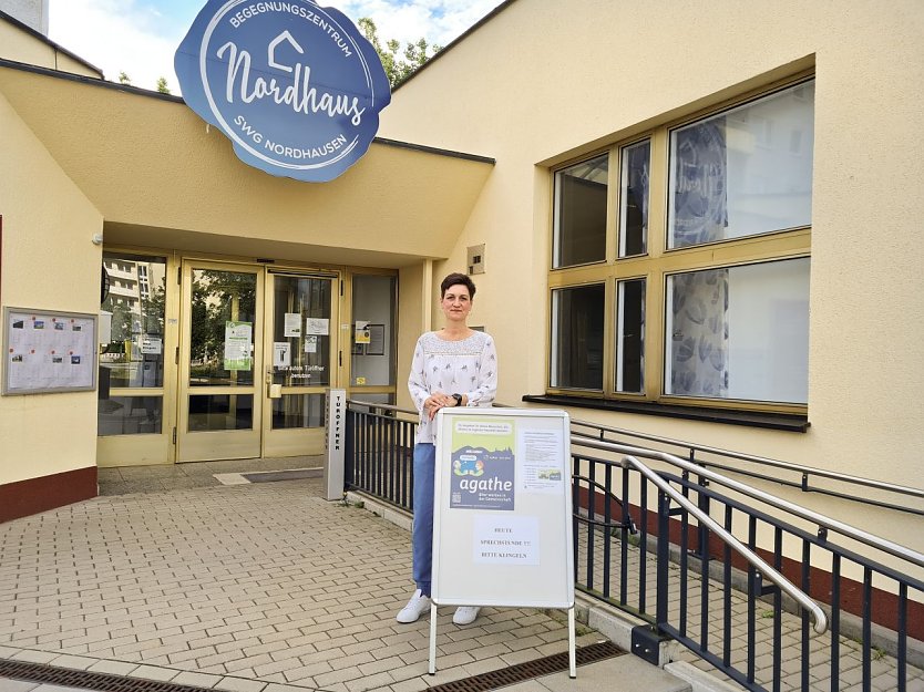 Dorothee Wolff steht vor dem Nordhaus. Einmal im Monat bietet die Agathe-Mitarbeiterin in der Begegnungsst&auml;tte Sprechzeiten f&uuml;r &auml;ltere Menschen an.  (Foto: SWG Nordhausen/S.Schedwill)