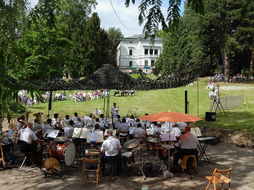 Das Th&uuml;ringer Polizeiorchester nutzte gestern den alten Parkteich als B&uuml;hne  (Foto: F&ouml;rderverein Park Hohenrode)