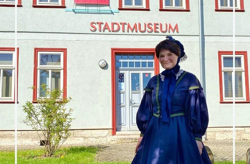 Kati Kaiser f&uuml;hrt in historischer Gewandung durch ihre Stadt (Foto: G&auml;stef&uuml;hrer-Zunft)