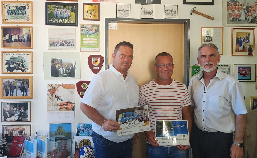 v.l.: Detlef Gaidzik, Dirk Schmidt und Harald Zanker bei der &Uuml;bergabe (Foto: Pressestelle Landratsamt)