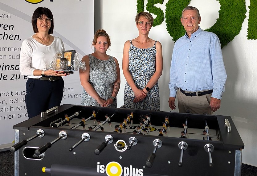 J&ouml;rg Kauschat (Gesch&auml;ftsf&uuml;hrer isoplus (rechts), Mareen Biedermann- Fachbereichsleiterin Soziales der Stadtverwaltung Sondershausen (Mitte), Isabelle Schreiber; Leiterin des Jugendclubs Wolke 7 (links). (Foto: Janine Skara)