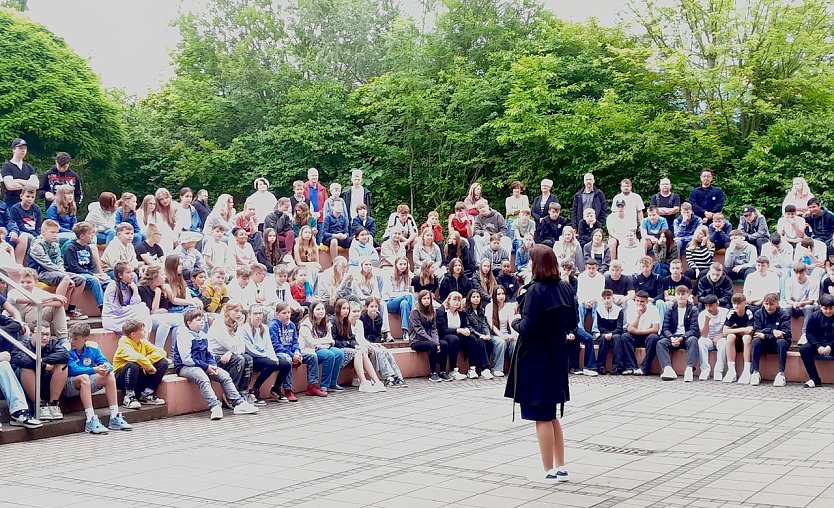 Landr&auml;tin des Kyffh&auml;userkreises Antje Hochwind-Schneider vor Sch&uuml;lerinnen und Sch&uuml;lern der &Ouml;stertalschule Realschule (Foto: LRA Kyffh&auml;userkreis)