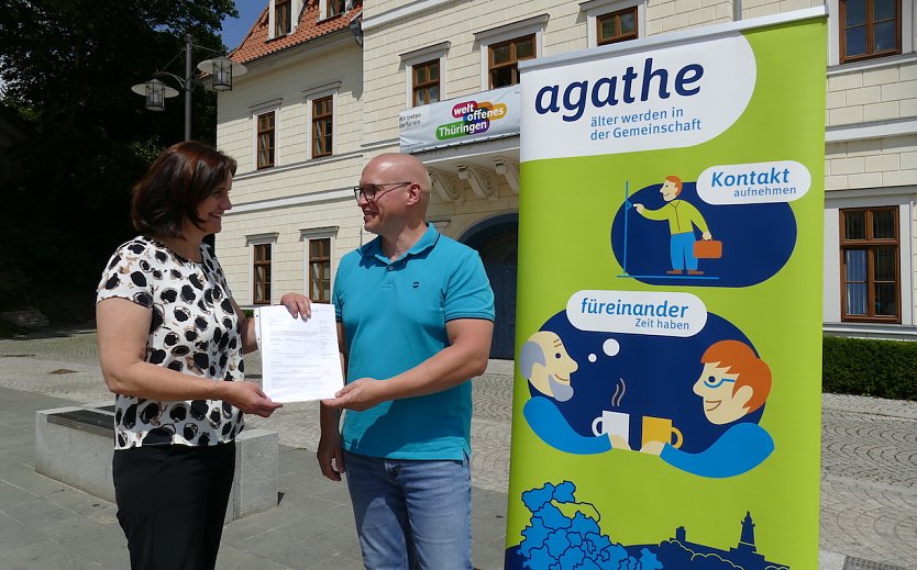 Landr&auml;tin Antje Hochwind-Schneider &uuml;bergibt Thomas Kohlschreiber Zuwendungsbescheid (Foto: LRA Kyffh&auml;userkreis)