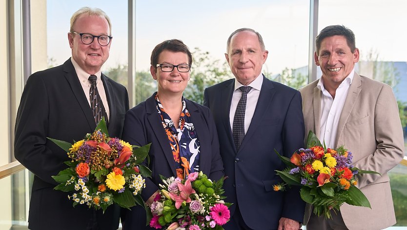 EW-Gesch&auml;ftsf&uuml;hrer Ulrich Gabel (2.v.r.) gratuliert dem neuen Verbandsvorsitzenden Adrian Grie&szlig; (links) und dem stellvertretenden Vorsitzenden Andreas Henning (rechts) zur Wahl und verabschiedet die bisherige Verbandsvorsitzende und designierte Landr&auml;tin Dr. Marion Frant (Foto: Tino Sieland)