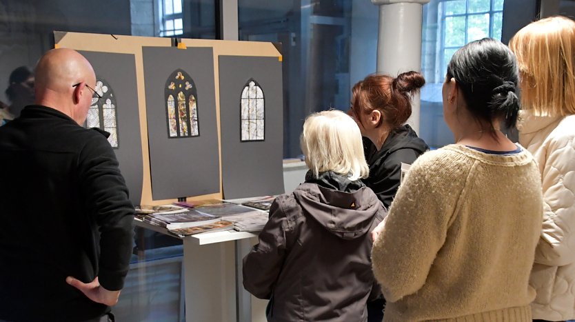 Probefenster in der Thamsbr&uuml;cker Kirche werden begutachtet (Foto: R.Englert)