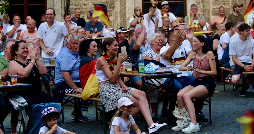 Jung und alt, Frauen, Kinder, M&auml;nner: alle feierten gemeinsam den Einzug ins Viertelfinale (Foto: Eva Maria Wiegand)