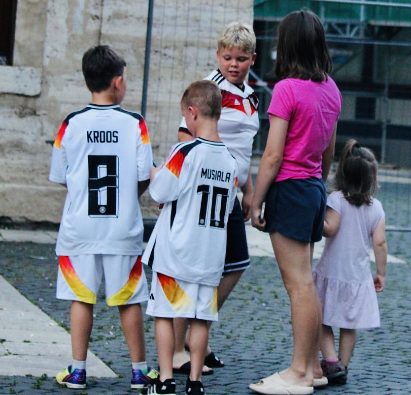 Kleine Fans ganz Kroos und nat&uuml;rlich auch Torsch&uuml;tze Musiala (Foto: Eva Maria Wiegand)