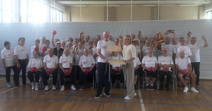 Die Sparkasse &uuml;berraschte die Herzsportgruppe (Foto: W.Ro&szlig;mell)