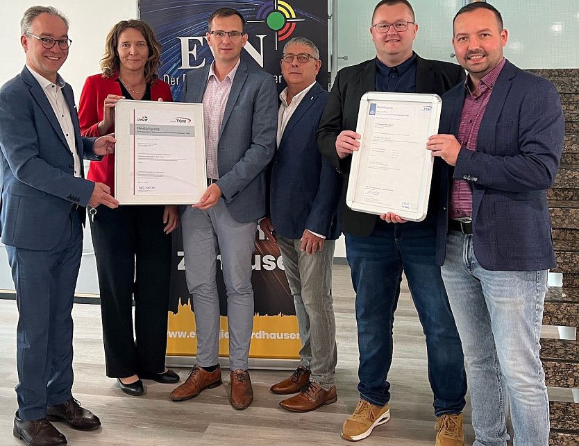 &Uuml;bergabe der TSM-Zertifikate an Nordhausen Netz GmbH v.l.n.r.: Dr. Florian G. Rei&szlig;mann (DVGW Landesgruppe Mitteldeutschland), Jana Z&ouml;ller (Energieversorgung Nordhausen GmbH), Jens Germer, Thomas G&ouml;ppel, Norman Apel, Mario Henkel (alle Nordhausen Netz GmbH) (Foto: EVN)