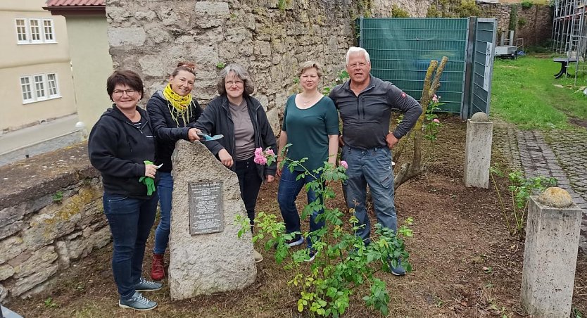 G&auml;stef&uuml;hrer beimArbeitseinsatz auf dem Schlossplatz (Foto: Boris Heinrich)
