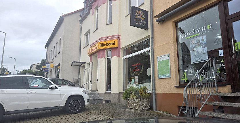 Gleich hinter dem Blumenkasten soll es sich verbergen: ein Schildchen, das ein Parkverbot fordert (Foto: Frau K.)