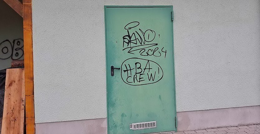 Schmierereien am Sportlerheim (Foto: S. Dietzel)