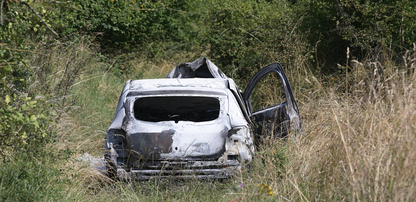 Ausgebranntes Auto bei Werther (Foto: S. Dietzel)