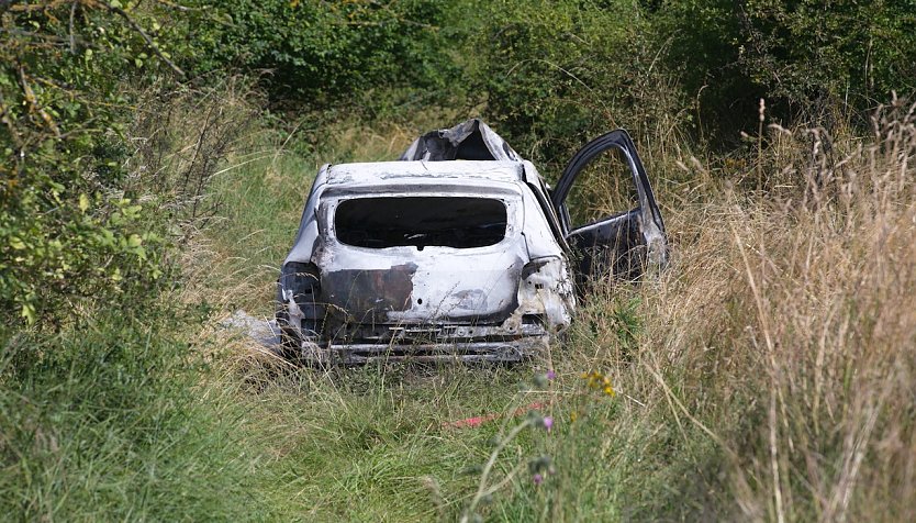 Ausgebrannter Dacia bei Werther heute Morgen (Foto: S.Dietzel)
