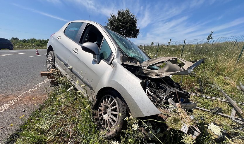 Etwas vom rechten Weg abgekommen: Peugeot an der Kreuzung zur Autobahn (Foto: S.Dietzel) Etwas vom rechten Weg abgekommen: Peugeot an der Kreuzung zur Autobahn (Foto: S.Dietzel)
